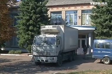 Украинские военные доставили гуманитарный груз в школы Донбасса