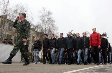 Осенью украинцев вновь призовут на срочную военную службу