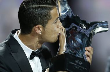 Как Роналду вручали приз лучшему игроку Европы