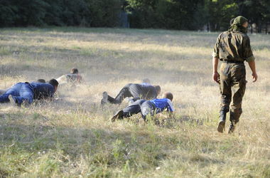 Батальон "Азов" тренирует добровольцев для обороны Мариуполя
