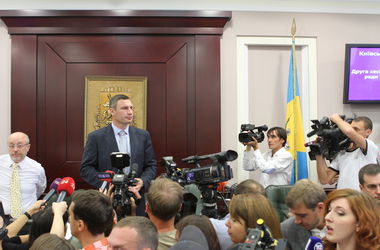 "Горячая" Киеврада: попытки побить Кличко, запрет фейерверков и обещание включить горячую воду