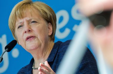 Меркель выступила за усиление санкций против РФ: "Это не 100% перемирие"