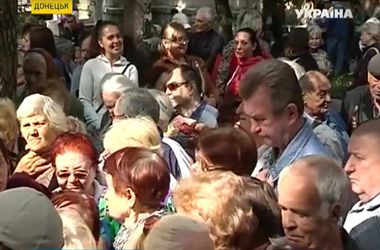 Жителям Донецка выдают помощь от Гуманитарного штаба Рината Ахметова в 9 центрах соцобслуживания