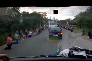Украинцы на коленях и с флагами встречали погибшего бойца АТО (Осторожно, нецензурная лексика)