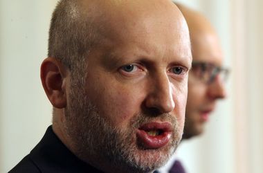 Турчинов рассказал, какой закон об особом статусе Донбасса подпишет
