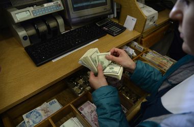Курс доллара в обменниках подскочил до 15 грн