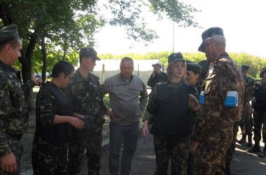 Харьковские волонтеры передали военным врачам 25 бронежилетов