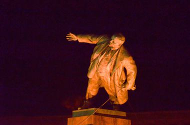 Кернес просит прокурора проверить законность сноса памятника Ленину