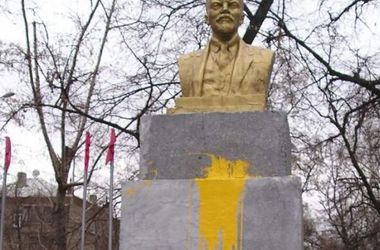 Власти Северодонецка снесли бюст Ленина