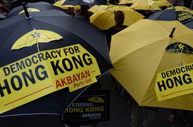Революция в Гонконге набирает обороты: голубые ленты против зонтиков