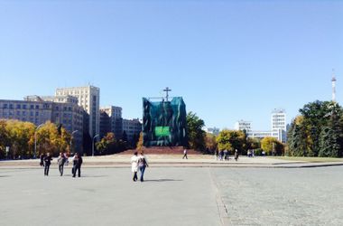 Активисты установили крест на постаменте, оставшемся после сноса памятника Ленину в Харькове