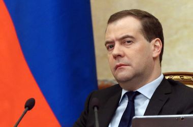 Медведев поручил следить за Украиной