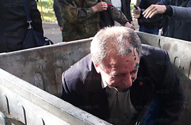 В Николаеве чиновника ОГА бросили в мусорный бак и облили зеленкой