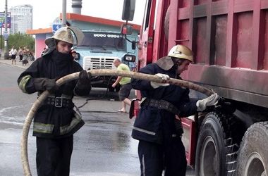 В Киеве за сутки сгорели три авто, спасатели подозревают пиромана