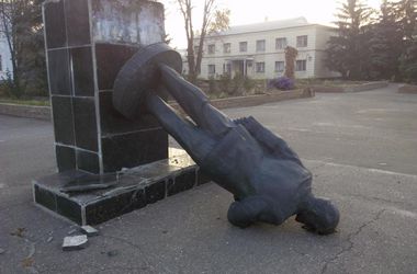 В Луганской области снесли Ленина