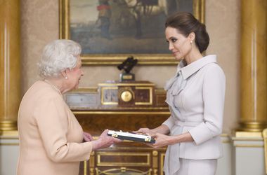 Королева Елизавета II наградила Анджелину Джоли титулом кавалерственной дамы