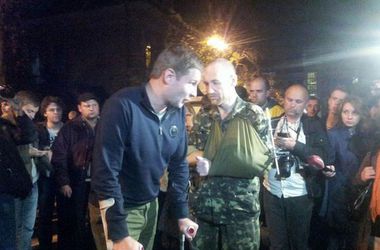 К митингующим солдатам вышли заместитель главы АП и раненые "айдаровцы"