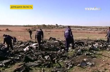 Голландские эксперты на месте крушения "Боинга" нашли паспорта жертв авиакатастрофы