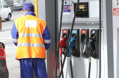 Почему мировые цены на нефть падают, а бензин в Украине не дешевеет