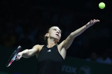 Симона Халеп выиграла у Эжени Бушар на Итоговом чемпионате WTA