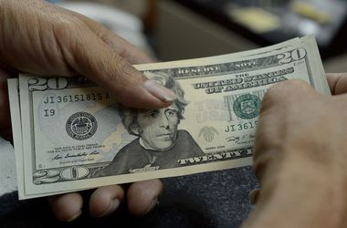 Курс доллара подскочил на "черном рынке" - эксперты