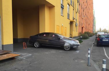 В Киеве пешеходы наказали водителя за неправильную парковку, обмотав его машину пленкой