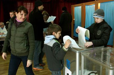 Киевляне шли на выборы в Верховную Раду целыми семьями
