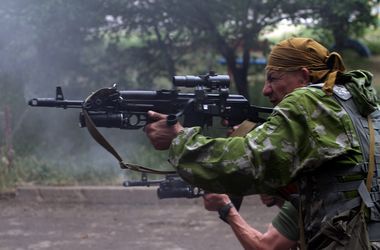 &lt;p&gt;Боевики продолжают стрелять. Фото: AFP&lt;/p&gt;