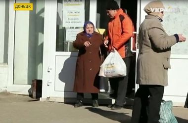 Жители зоны АТО продолжают получать гуманитарную помощь от штаба Рината Ахметова