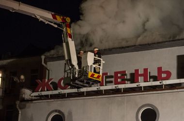 На Подоле продолжается ликвидация пожара в кинотеатре "Жовтень