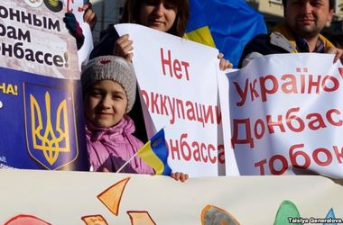 В Черкассах беженцы из Донбасса митинговали против "псевдовыборов"