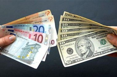 Обменники опустили цены на доллар и евро