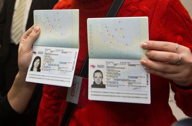 Кабмин намерен обеспечить выдачу биометрических паспортов через терминалы