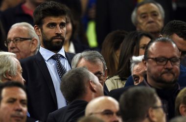 Защитник "Барселоны" Пике наказан за использование телефона во время матча