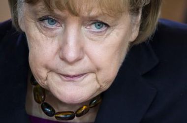 Меркель обеспокоена продвижением российских войск к границе Украины