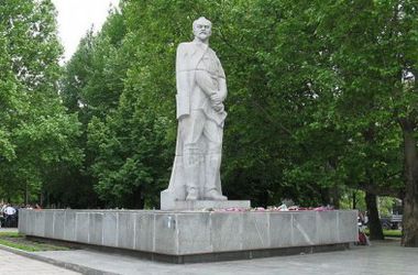 Попытки жителей Запорожья свалить шестиметровый памятник Дзержинском пока не увенчались успехом
