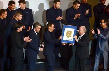 Блаттер вручил значки футболистам сборной Германии