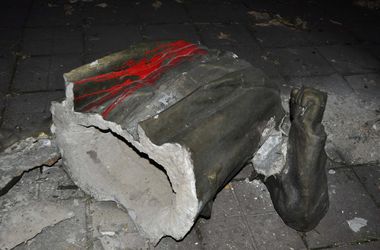 В Запорожье снесли памятник Ленину