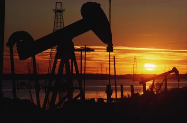 Цены на нефть рухнули до уровня 2010 года