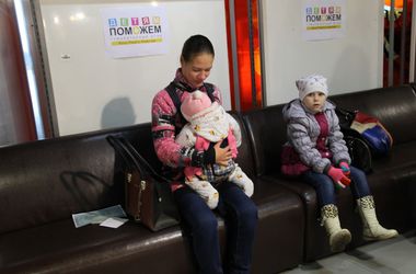 На "Донбасс Арене" раздают помощь от Ахметова для мам и малышей