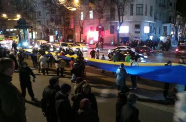 Тысячи людей в Харькове растянули 50-метровый флаг Украины