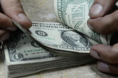 Курс доллара в обменниках неторопливо падает