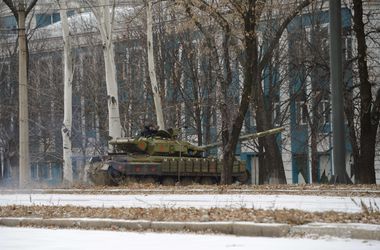 Россия стягивает бронетехнику к Станице Луганской – Тымчук