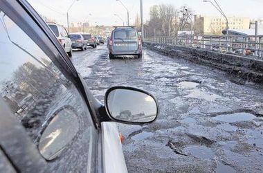 "Укравтодору" катастрофически не хватает денег на ремонт дорог