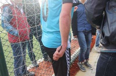 Турецкий футболист после удаления попытался вернуться на поле с ножом