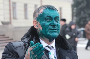 Депутата Хмельницкого облсовета облили зеленкой