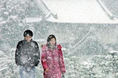Жертвами сильных снегопадов в Японии стали два человека