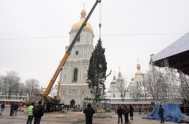 В центре Киева начали установку новогодней елки