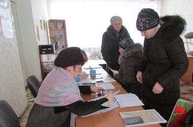 Жители Тореза начали получать помощь от Рината Ахметова