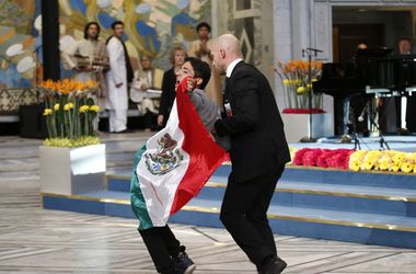 Церемонию вручения Нобелевской премии мира прервал неизвестный с мексиканским флагом